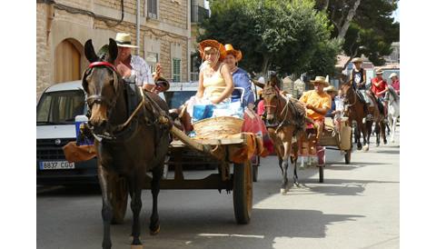 Unes 150 persones anaren d’excursió des de Santanyí a la platja de s’Amarador amb carro, cavalls i tractors
