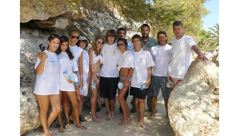 La Fundació Joves Navegants ha realitzat una campanya d’educació ambiental a les platges de Cala Santanyí, Cala Llombards i Cala d’Or