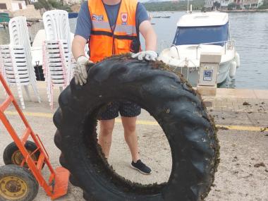 Retirats 1600 quilos de residus del fons marí de Portopetro