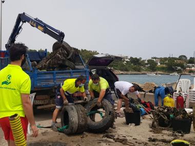 Retirats 1600 quilos de residus del fons marí de Portopetro
