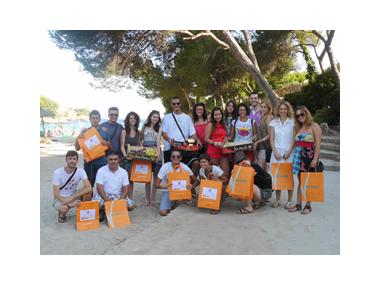 Els joves del Camp de treball de Teatre que es fa a Calonge repartiren 150 borses amb fruita fresca a la platja de Cala d’Or