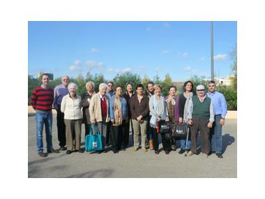 Un grup de persones majors del municipi de Santanyí s’acullen al taller de memòria i habilitats socials promogut pel Consell