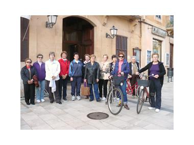 Les Mestresses fan una passejada amb bicicleta i a peu pels voltants de Santanyí