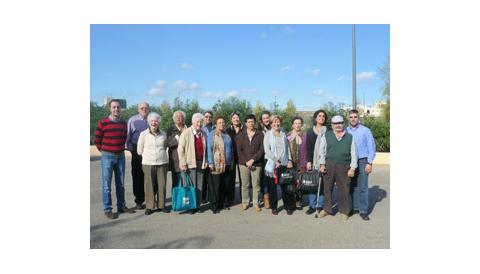 Un grup de persones majors del municipi de Santanyí s’acullen al taller de memòria i habilitats socials promogut pel Consell