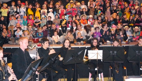 Els alumnes més petits de l’Escola de Música de Santanyí s’estrenaren al concert de Cala Figuera