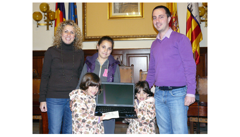 L’Ajuntament de Santanyí ha lliurat l’ordinador portàtil a les guanyadores del sorteig 